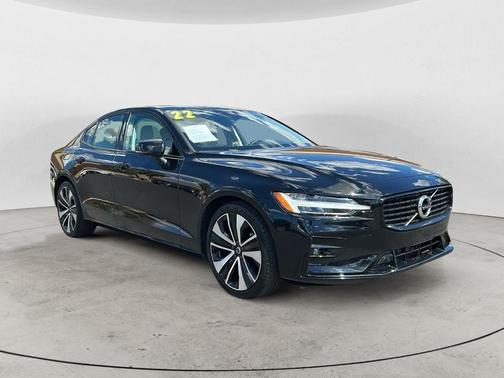 2022 Volvo S60 MOMENTUM