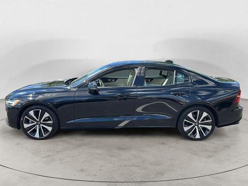 2022 Volvo S60 MOMENTUM