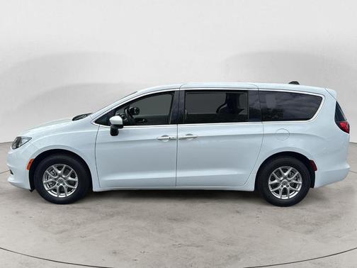 2021 Chrysler Voyager LX