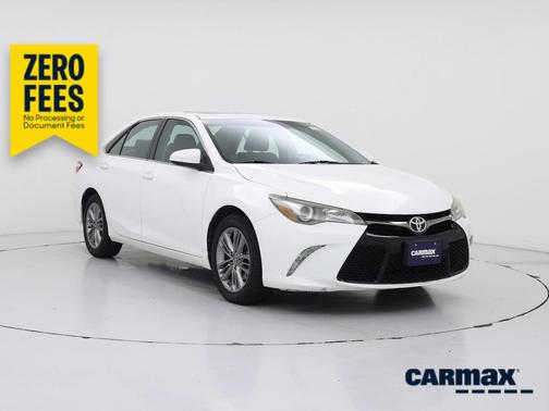 White 2015 Toyota Camry SE