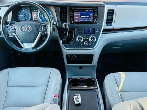 2020 Toyota Sienna XLE