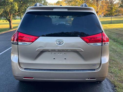 2011 Toyota Sienna LE