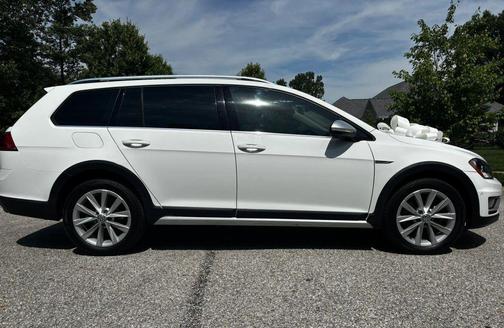 Pure White 2017 Volkswagen Golf Alltrack TSI SE