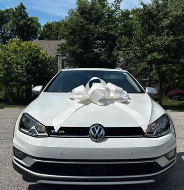 Pure White 2017 Volkswagen Golf Alltrack TSI SE