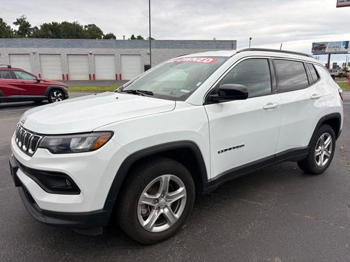 Bright White Clearcoat 2024 Jeep Compass Latitude