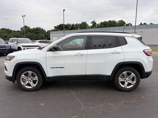 Bright White Clearcoat 2024 Jeep Compass Latitude