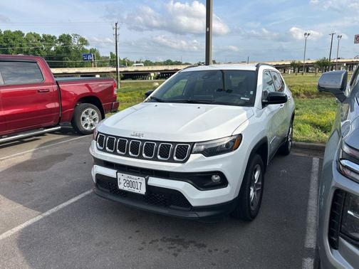 Bright White Clearcoat 2024 Jeep Compass Latitude