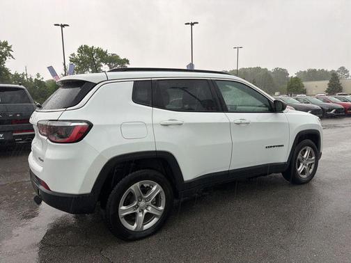 Bright White Clearcoat 2024 Jeep Compass Latitude