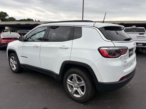 Bright White Clearcoat 2024 Jeep Compass Latitude