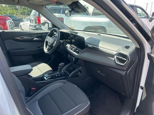Summit White 2025 Chevrolet Trailblazer LT