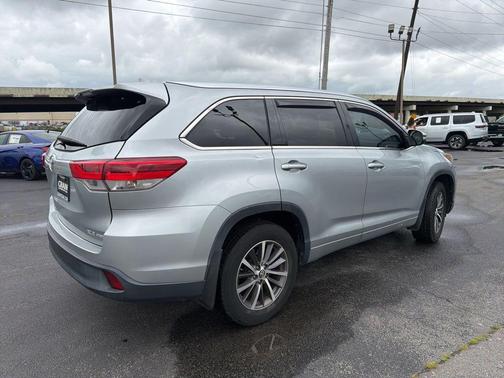 Celestial Silver Metallic 2017 Toyota Highlander XLE