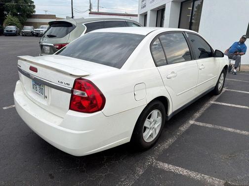 White 2005 Chevrolet Malibu Base