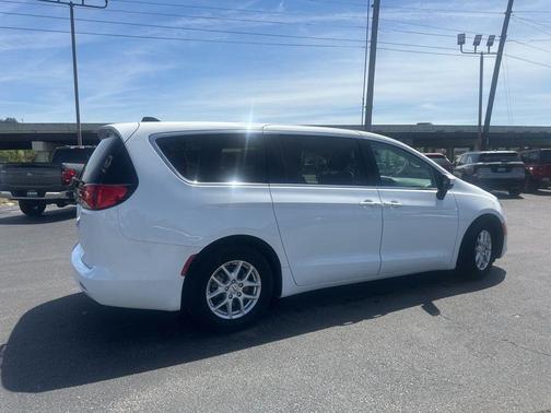 Bright White Clearcoat 2022 Chrysler Voyager LX