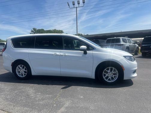 Bright White Clearcoat 2022 Chrysler Voyager LX