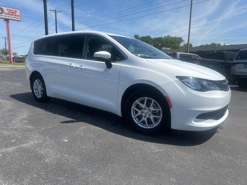 Bright White Clearcoat 2022 Chrysler Voyager LX