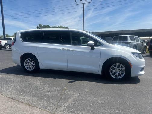 Bright White Clearcoat 2022 Chrysler Voyager LX