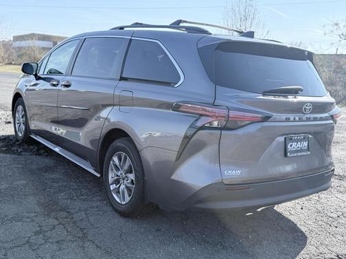 2021 Toyota Sienna XLE 8 Passenger