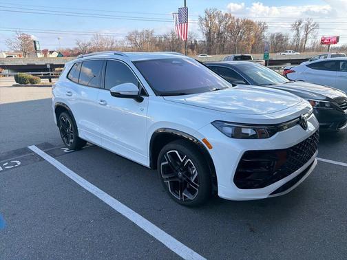 2026 Volkswagen Tiguan 2.0T SEL R-Line 4MOTION