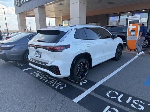 2026 Volkswagen Tiguan 2.0T SEL R-Line 4MOTION