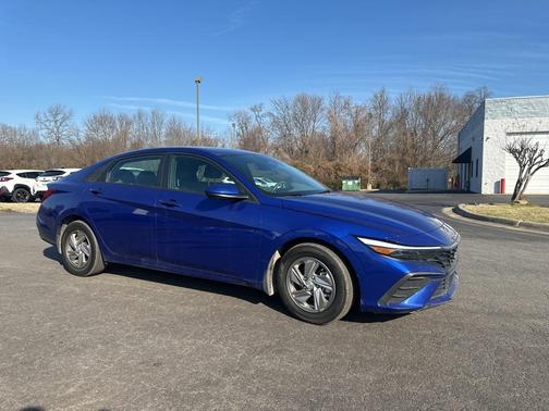 2024 Hyundai ELANTRA SE