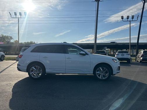 Glacier White Metallic 2024 Audi Q7 55 Premium Plus