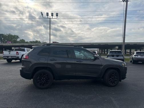 Granite Crystal Metallic Clearcoat 2023 Jeep Cherokee Altitude