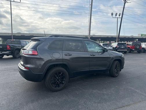 Granite Crystal Metallic Clearcoat 2023 Jeep Cherokee Altitude