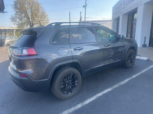 Granite Crystal Metallic Clearcoat 2023 Jeep Cherokee Altitude