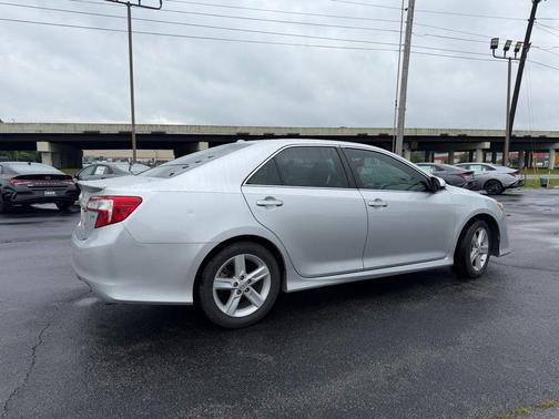 Classic Silver Metallic 2014 Toyota Camry SE