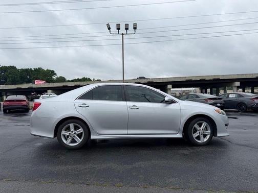 Classic Silver Metallic 2014 Toyota Camry SE
