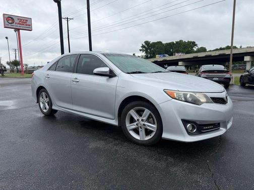 Classic Silver Metallic 2014 Toyota Camry SE