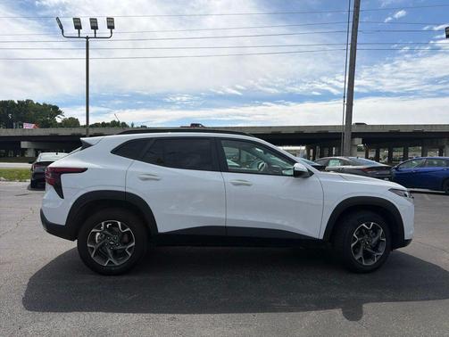Summit White 2024 Chevrolet Trax LT