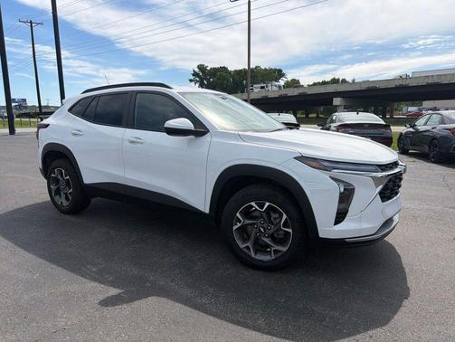 Summit White 2024 Chevrolet Trax LT