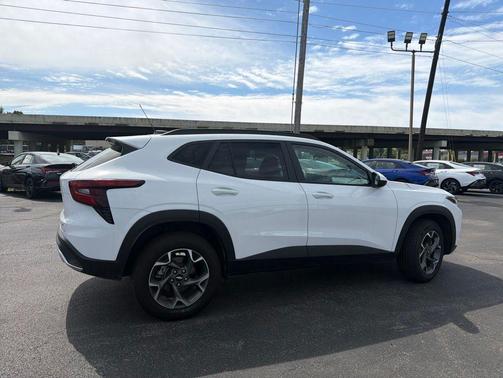 Summit White 2024 Chevrolet Trax LT