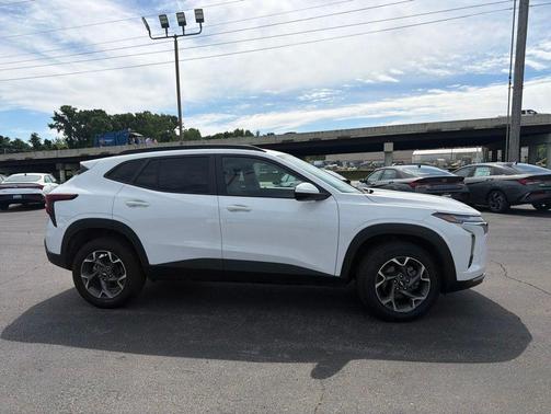 Summit White 2024 Chevrolet Trax LT