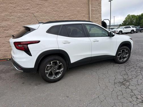 Summit White 2024 Chevrolet Trax LT