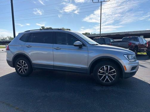 Platinum Gray Metallic 2021 Volkswagen Tiguan 2.0T SE