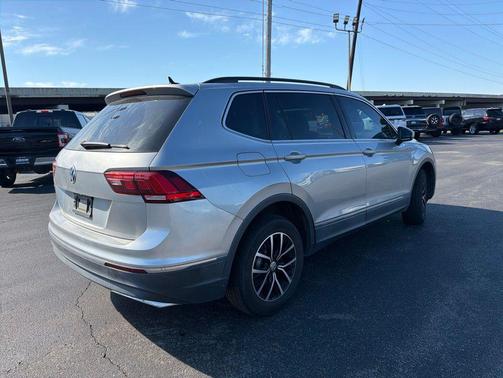 Platinum Gray Metallic 2021 Volkswagen Tiguan 2.0T SE