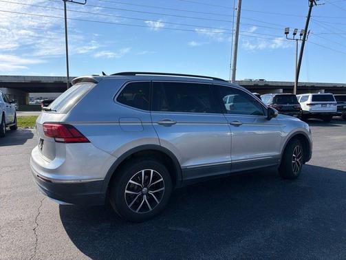 Platinum Gray Metallic 2021 Volkswagen Tiguan 2.0T SE