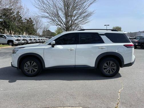 Glacier White 2022 Nissan Pathfinder SV 4WD