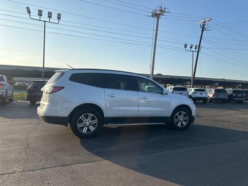 Iridescent Pearl Tricoat 2016 Chevrolet Traverse 1LT