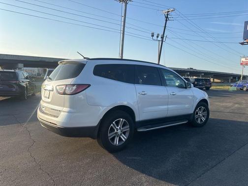 Iridescent Pearl Tricoat 2016 Chevrolet Traverse 1LT