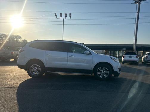 Iridescent Pearl Tricoat 2016 Chevrolet Traverse 1LT