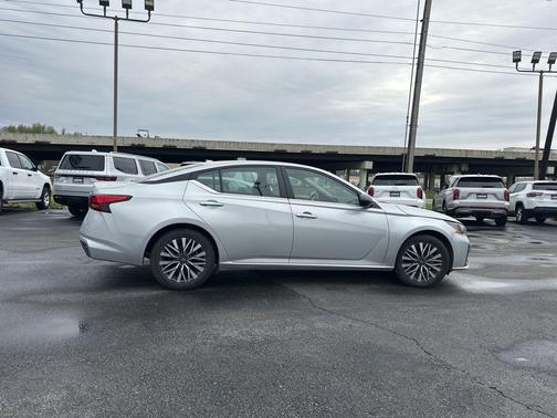 Brilliant Silver Metallic 2024 Nissan Altima 2.5 SV
