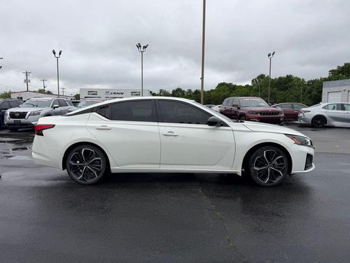 Pearl White Tricoat 2023 Nissan Altima SR FWD