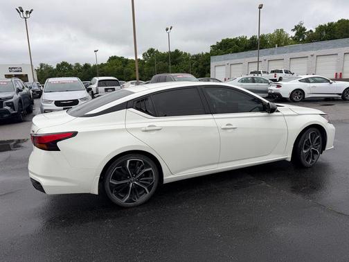 Pearl White Tricoat 2023 Nissan Altima SR FWD