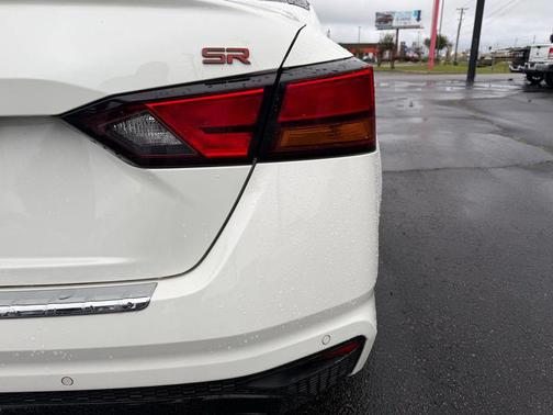 Pearl White Tricoat 2023 Nissan Altima SR FWD