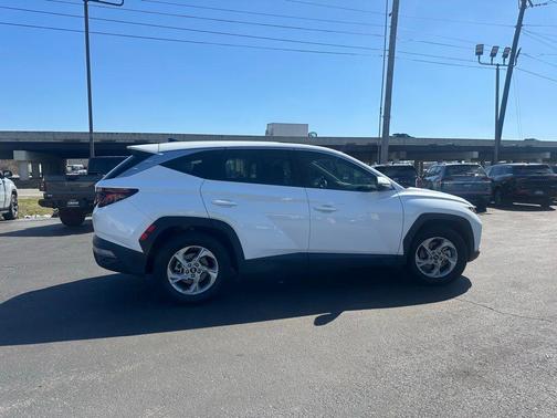 2022 Hyundai TUCSON SE