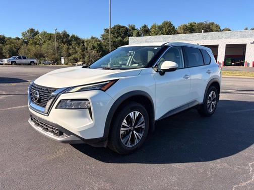 White 2021 Nissan Rogue SV