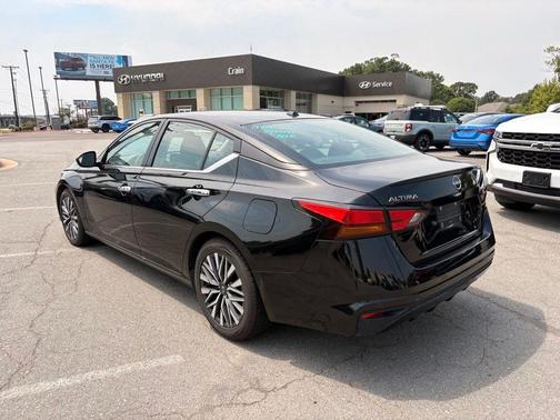 Super Black 2025 Nissan Altima SV
